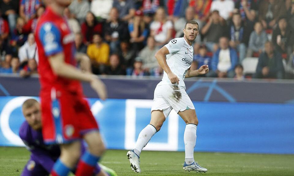 Edin Dzeko tỏa sáng trong ngày thiếu vắng Lukaku