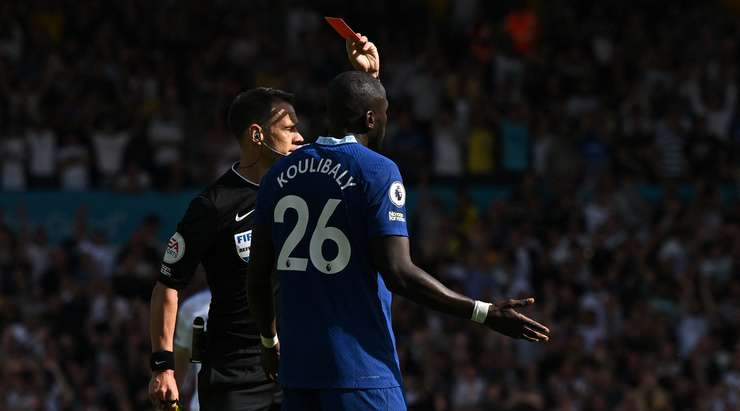 Bom tấn Koulibali nhận thẻ đỏ sau vòng 3