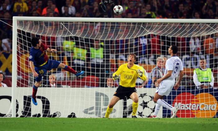Cú đánh đầu xé lưới Man United của Messi
