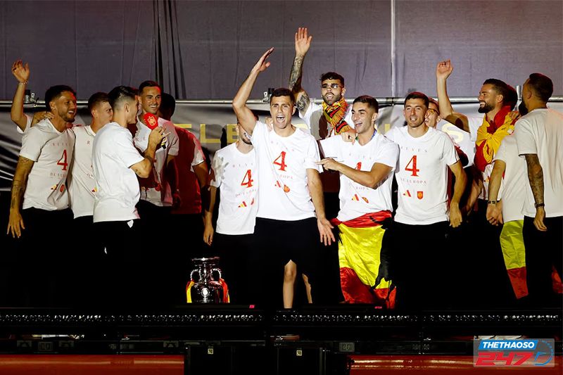 Tuyển Tây Ban Nha ăn mừng chiến thắng EURO - 12