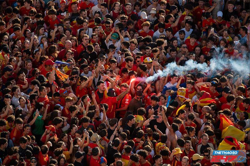 Tuyển Tây Ban Nha ăn mừng chiến thắng EURO - 1