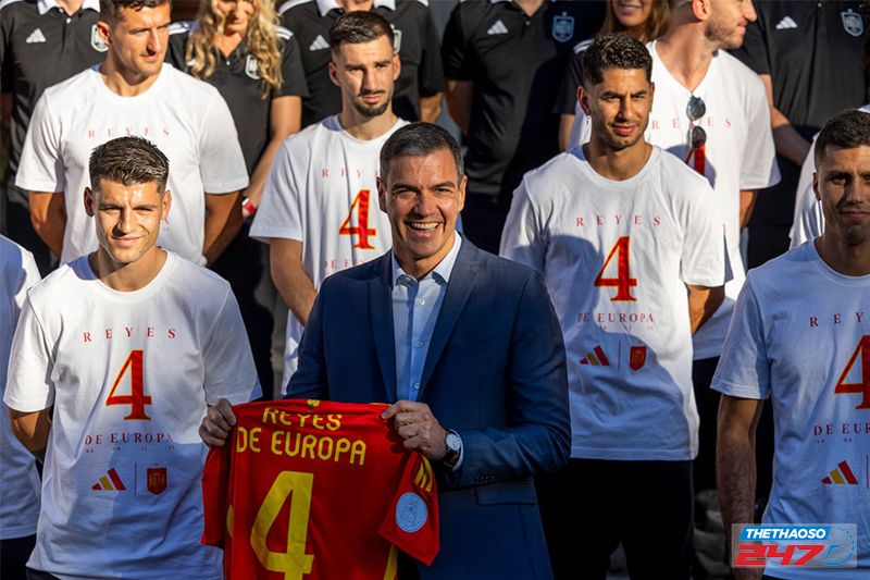 Tuyển Tây Ban Nha ăn mừng chiến thắng EURO - 4