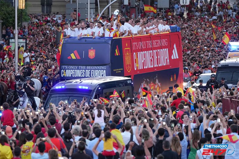 Tuyển Tây Ban Nha ăn mừng chiến thắng EURO - 5