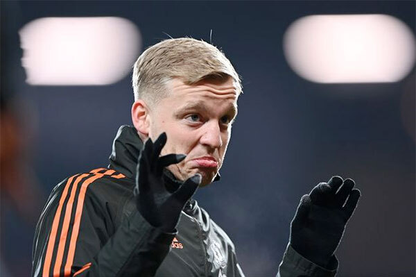 Van de Beek vào nhầm phòng vệ sinh nữ trong trận Chelsea vs MU 