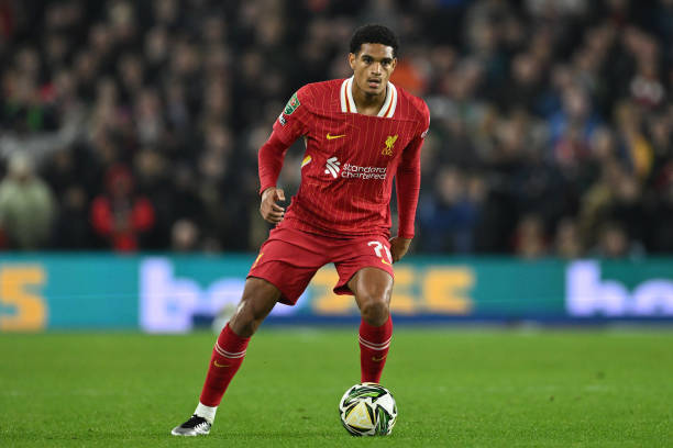 Hậu vệ trẻ Liverpool Quansah tìm kiếm sự hướng dẫn từ hàng thủ 