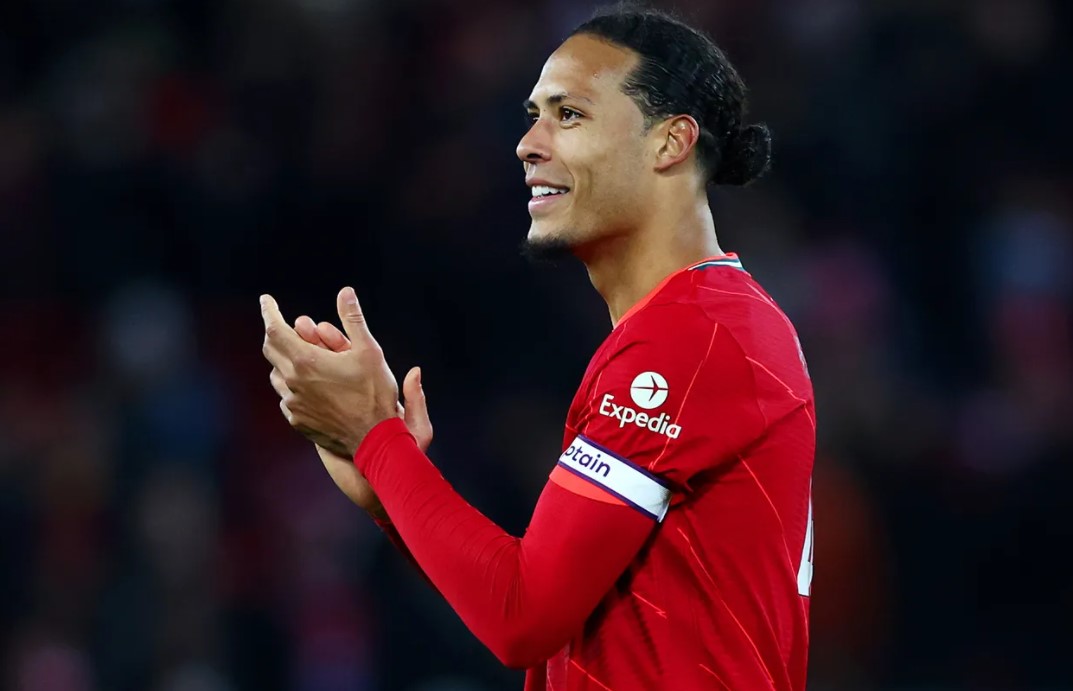 Virgil van Dijk phá kỷ lục của huyền thoại Man United 