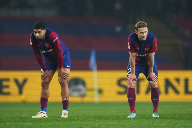 Những thách thức trong việc gia hạn hợp đồng với De Jong và Araujo Kìm kẹp tương lai Barcelona