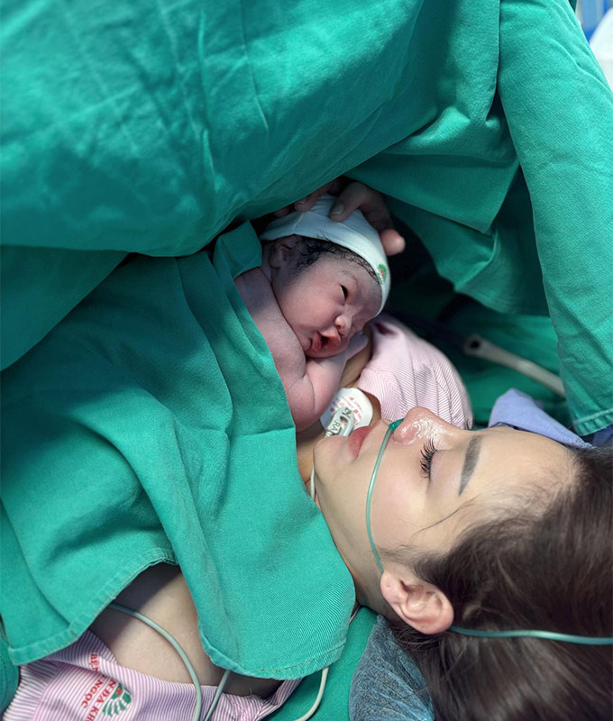 Trung vệ Bùi Tiến Dũng và bà xã đón thêm thành viên mới: Bé Bùi Nhật Vượng chào đời