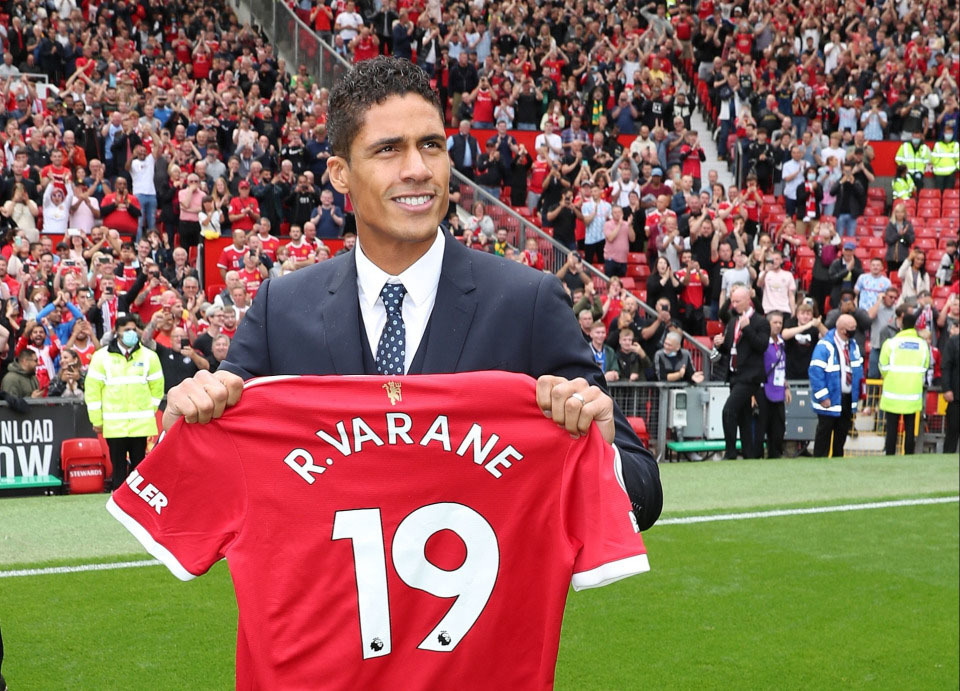 Raphael Varane ra mắt NHM Man United