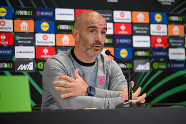 Enzo Maresca Tự Tin Về Khả Năng Thích Nghi của Chelsea với Sân Olympic Hừng Hực
