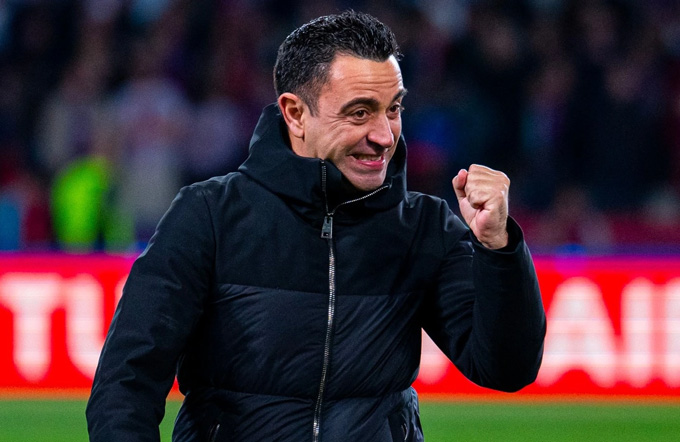 Xavi bất ngờ tiến gần hơn đến Old Trafford khi con trai mặc áo đấu MU