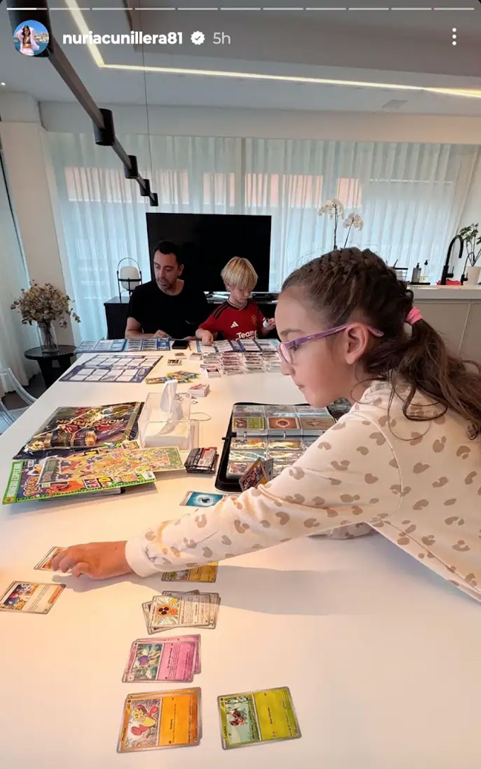 Xavi bất ngờ tiến gần hơn đến Old Trafford khi con trai mặc áo đấu MU