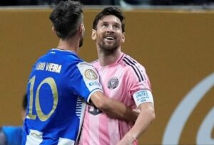 Đối thủ đã ôm Messi trước khi trận đấu kết thúc..