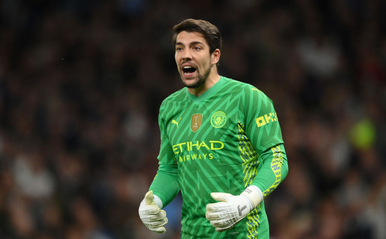 Pep Guardiola đối mặt bài toán khó: Thu gọn đội hình Man City quá khổ