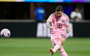 Messi lại thực hiện cú đá phạt tuyệt vời.