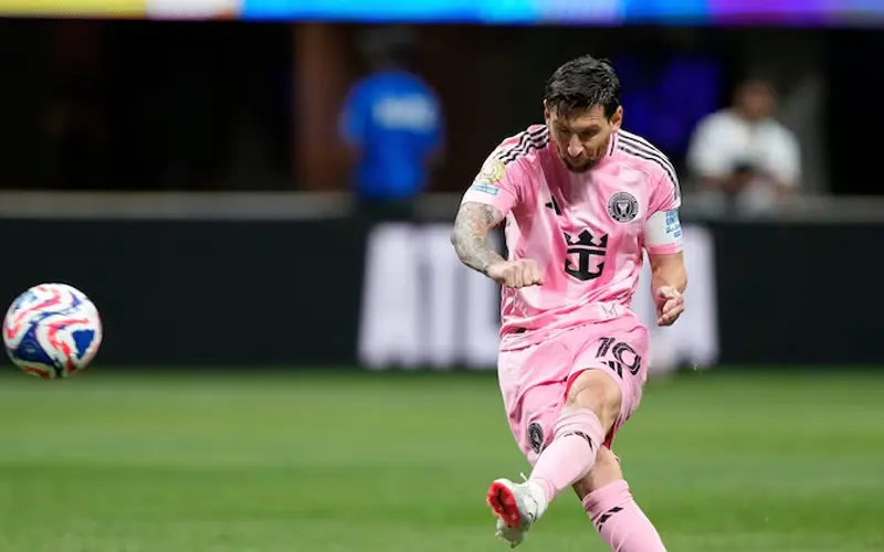 Messi lại thực hiện cú đá phạt tuyệt vời.