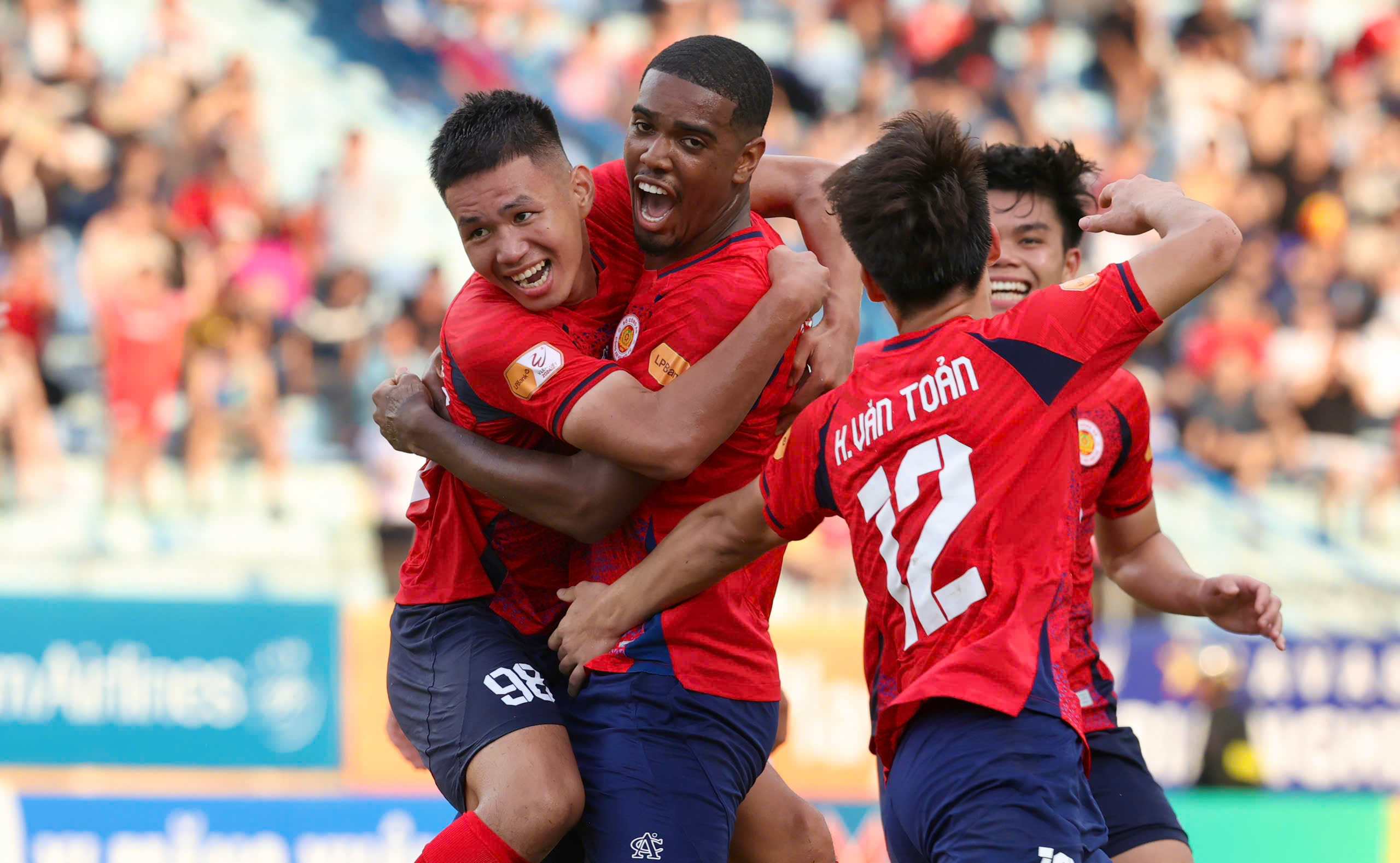 Kết Thúc Mùa Giải V.League 2024/25: Công An Hà Nội Giành Hạng Ba, Cuộc Đua Cam Go đến Giây Phút Cuối