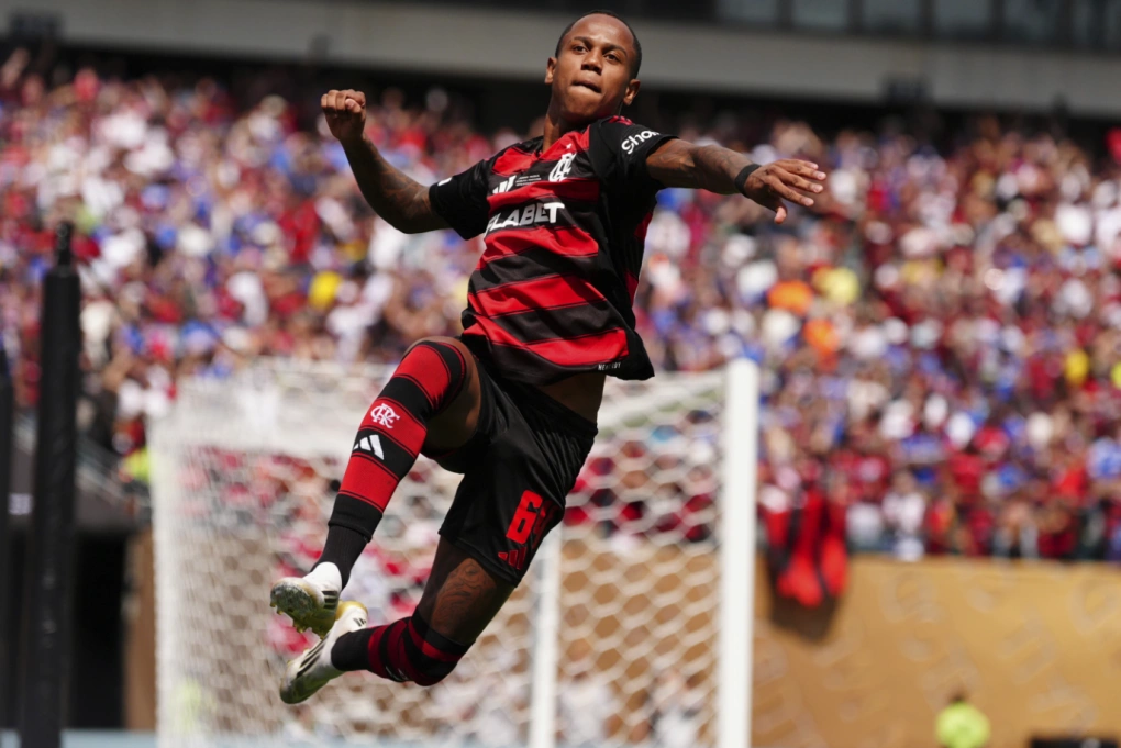 Wallace Yan ăn mừng khi ghi bàn quyết định cho Flamengo.