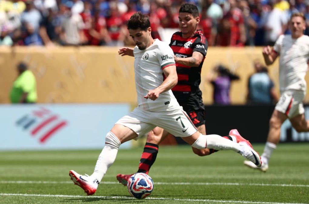 Pedro Neto ghi bàn mở tỷ số trong trận Chelsea thất bại trước đại diện Brazil