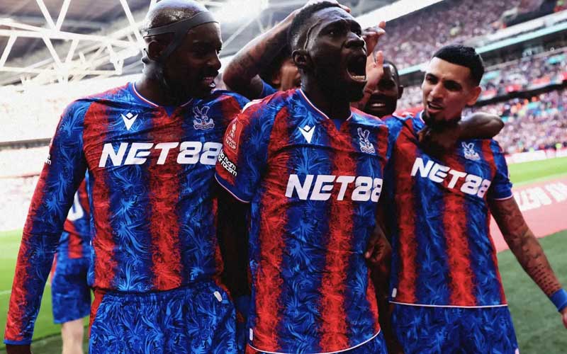 Crystal Palace có 1 mùa giải thắng nét với chức vô địch FA Cup