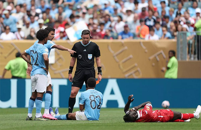 Thẻ đỏ gây tranh cãi của Rico Lewis: Pep Guardiola lên tiếng bảo vệ học trò