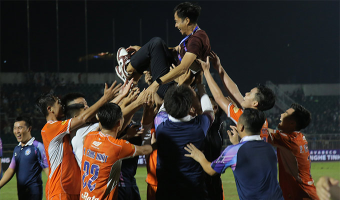 HLV Lê Đức Tuấn: Người hùng thầm lặng đưa SHB Đà Nẵng trụ hạng V.League