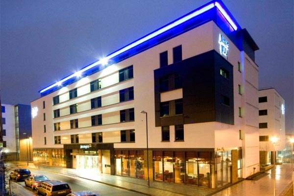 Vụ án cưỡng bức tập thể gây chấn động dư luận Anh: 4 cầu thủ Brighton được tuyên trắng án