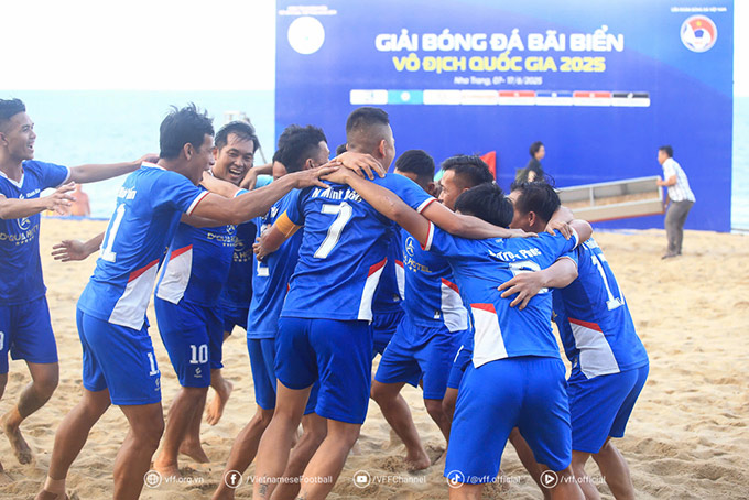 Khánh Hòa đăng quang vô địch đầy kịch tính, lập hat-trick danh hiệu tại giải bóng đá