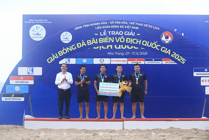 Khánh Hòa đăng quang vô địch đầy kịch tính, lập hat-trick danh hiệu tại giải bóng đá
