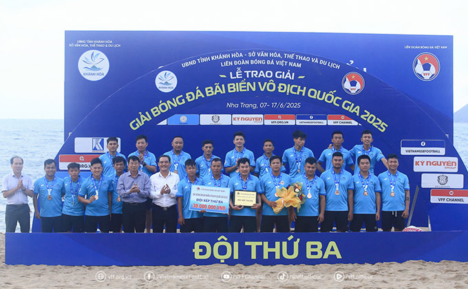 Khánh Hòa đăng quang vô địch đầy kịch tính, lập hat-trick danh hiệu tại giải bóng đá