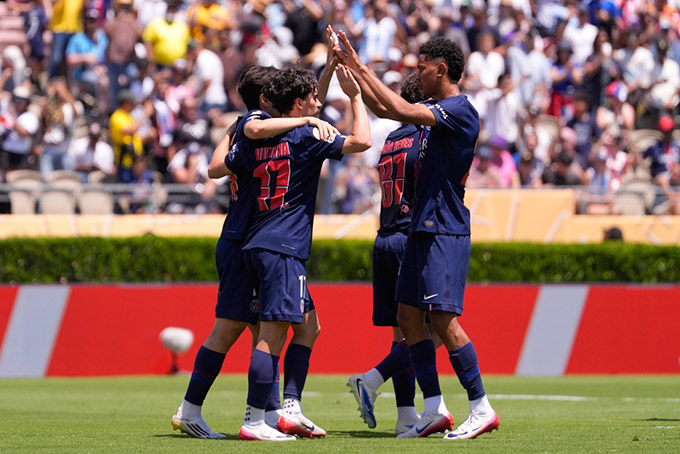 PSG áp đảo Atletico Madrid 4-0 dưới nắng nóng khắc nghiệt: Kvaratskhelia tỏa sáng, lối chơi pressing hiệu quả