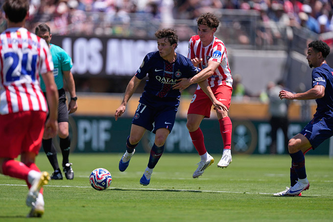 PSG áp đảo Atletico Madrid 4-0 dưới nắng nóng khắc nghiệt: Kvaratskhelia tỏa sáng, lối chơi pressing hiệu quả