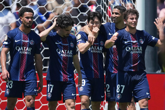 PSG áp đảo Atletico Madrid 4-0 dưới nắng nóng khắc nghiệt: Kvaratskhelia tỏa sáng, lối chơi pressing hiệu quả
