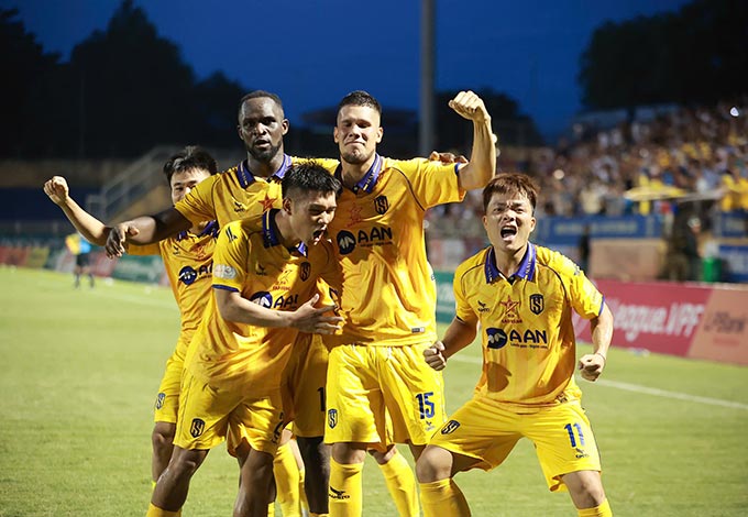 SLNA ngoạn mục thắng ngược HAGL, chính thức trụ hạng V.League 1-2024/25