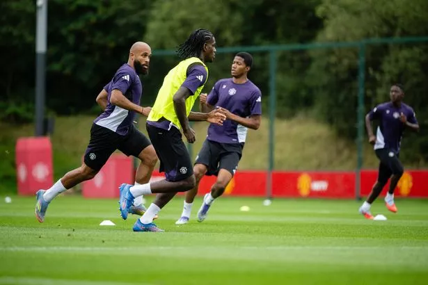Mệt mỏi vì nắng nóng, Man Utd lao đao trước thềm mùa giải mới