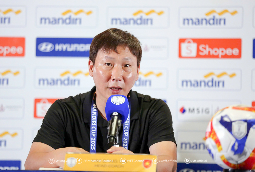 HLV Kim Sang Sik đối mặt bài toán khó: Liệu có nên mạo hiểm sử dụng Phạm Lý Đức ngay từ bán kết?