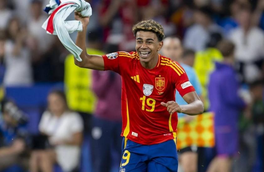 Lamine Yamal: Cậu Bé Vàng của Barcelona và Món Quà Kim Cương 400.000 USD