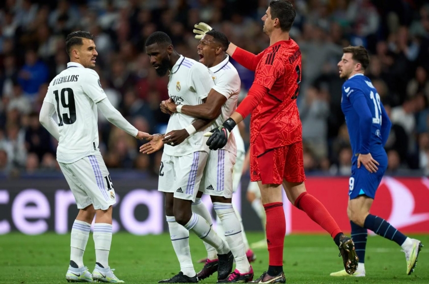 Real Madrid củng cố hàng phòng ngự, tương lai Vinicius Jr vẫn bỏ ngỏ