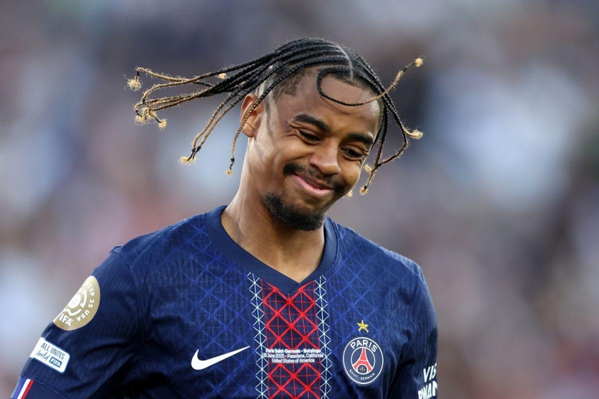 Olympique Lyon thoát xuống hạng nhờ 200 triệu Euro, nhưng tương lai vẫn đầy thách thức