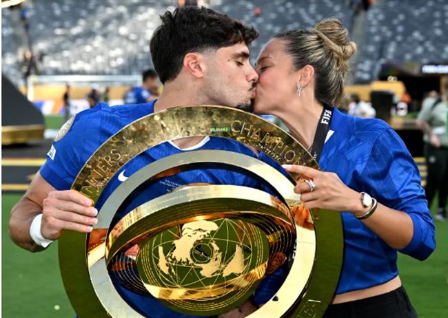 Pedro Neto và Carolina Silva: Nụ hôn ngọt ngào trên đỉnh vinh quang FIFA Club World Cup 2025