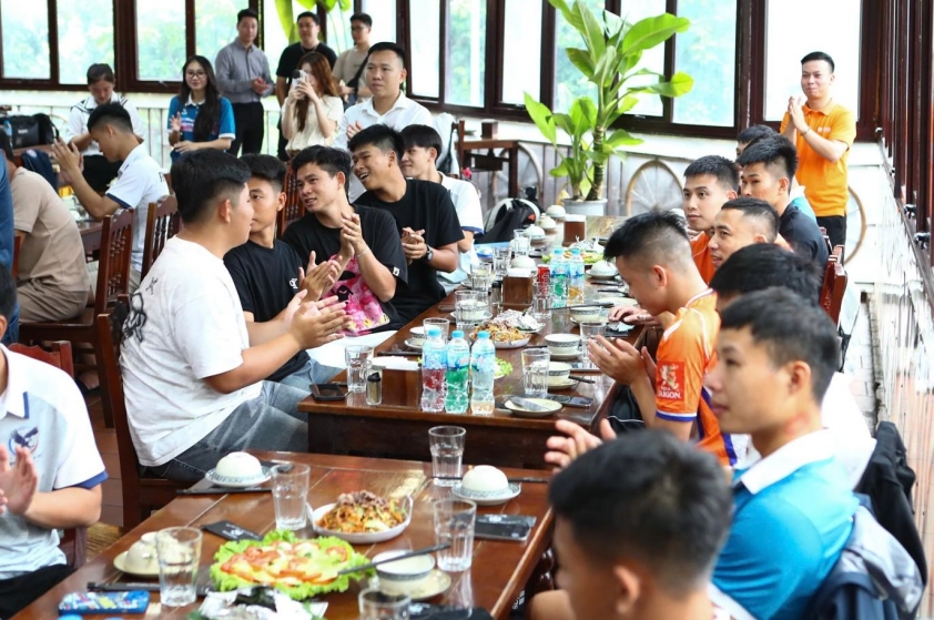 Câu chuyện cảm động giữa SHB FC và Friendly FC: Tinh thần thể thao vượt lên trên mọi ranh giới