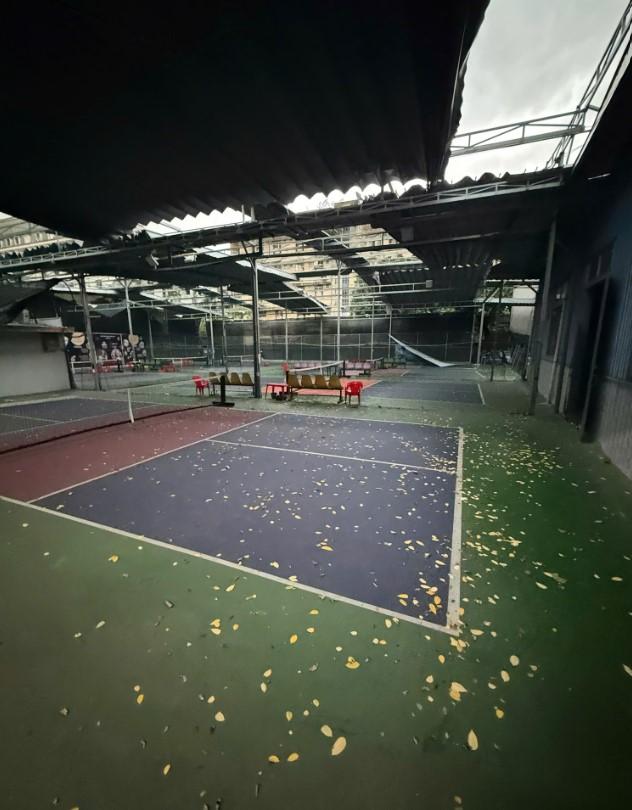 Mái sân Pickleball tại Hà Nội sập trong mưa giông: Cảnh báo về an toàn và pháp lý
