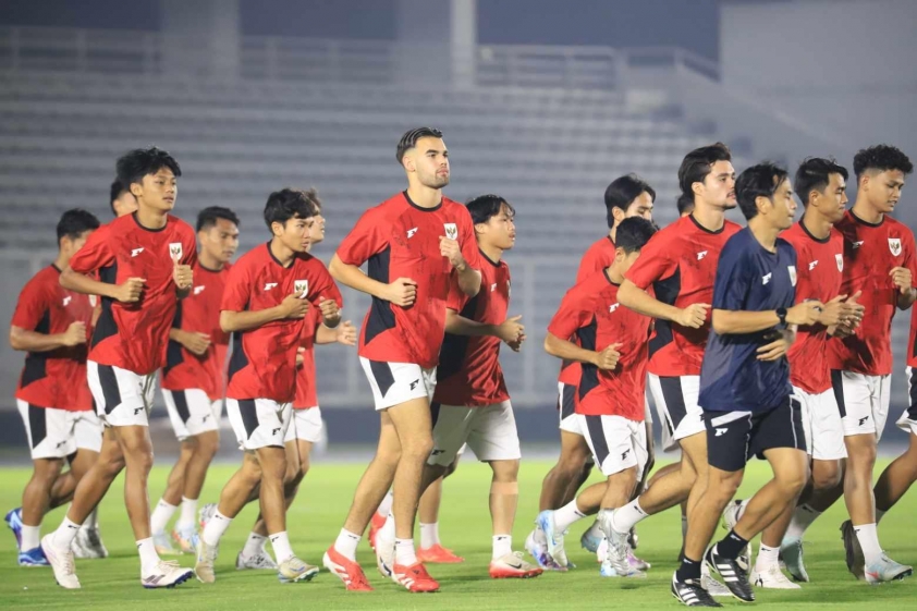 U23 Indonesia chuẩn bị kỹ lưỡng cho trận chung kết, tiền đạo Jens Raven vẫn tập luyện dù bị đau