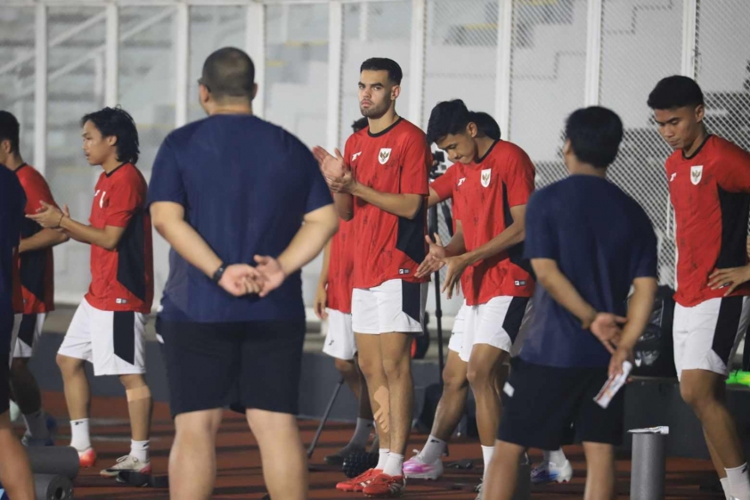 U23 Indonesia chuẩn bị kỹ lưỡng cho trận chung kết, tiền đạo Jens Raven vẫn tập luyện dù bị đau