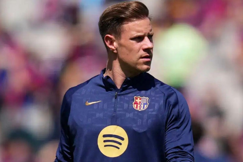 Thủ môn Ter Stegen của Barcelona đối mặt với quyết định khó khăn: Phẫu thuật hay chia tay Camp Nou?