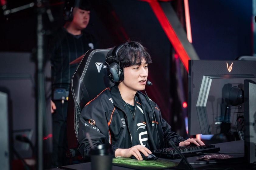 Peanut (HLE) thách đấu Levi tại LOL Esports World Cup 2025