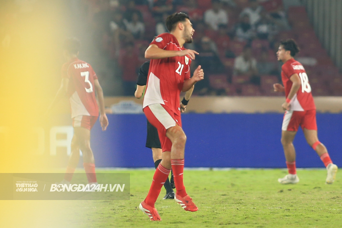 U23 Indonesia vào chung kết nhờ tinh thần thép của Jens Raven