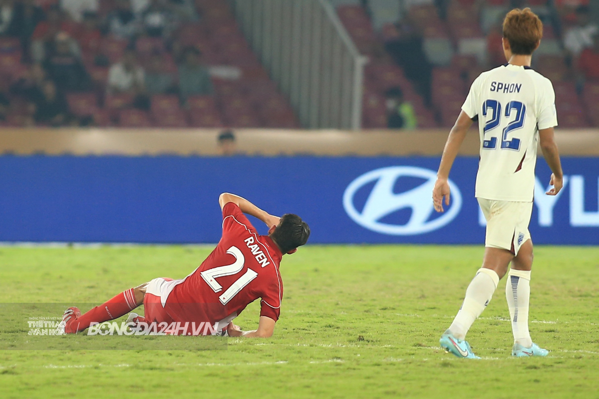 U23 Indonesia vào chung kết nhờ tinh thần thép của Jens Raven