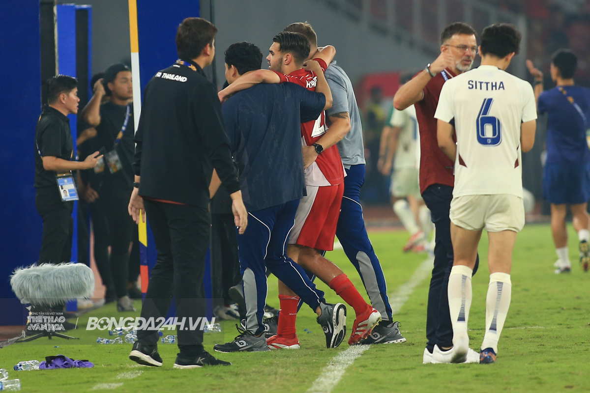 U23 Indonesia vào chung kết nhờ tinh thần thép của Jens Raven