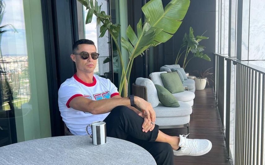 Cristiano Ronaldo: Kỳ nghỉ xa hoa và siêu xe Bugatti Veyron bạc tỷ